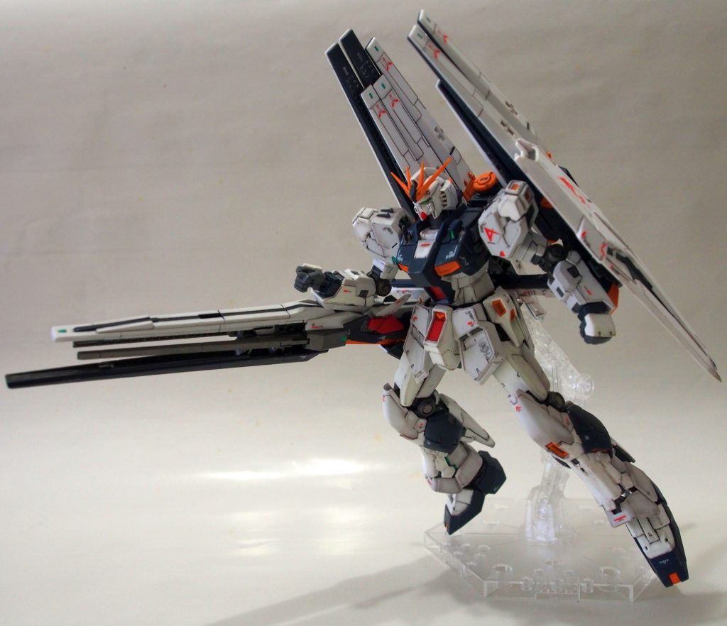 ロングレンジフィンファンネルを構えて。ロングレンジフィンファンネルはほぼ全塗装(筆塗)です。オリジナルのνガンダム配色に近づくように、かつ主張しすぎないように赤、黄、紺のバランスは変更しました。