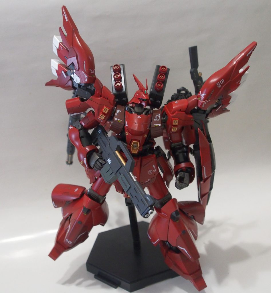 別ショット。シナンジュのパーツを流用した点がもうひとつあって、腰のサイドスカートはシナンジュのお尻のスカートを持ってきています。サザビーのサイドスカートは玉突きで脚部側面に移設し、ボリュームアップに貢献させました。