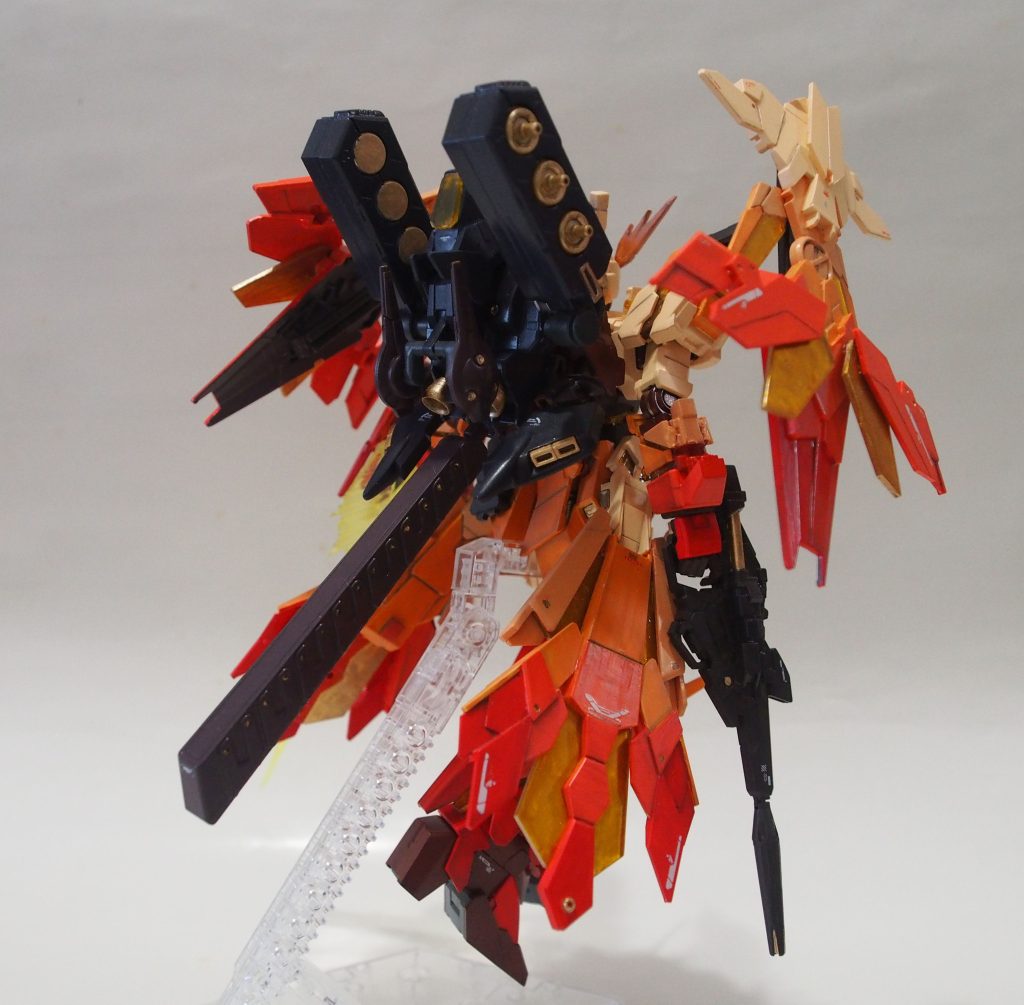 背面はこんな感じです。SKOLL詳細は後述。ファンネル追加による火力の大幅アップのほか、ブースターとプロペラントタンクによる推力も強化されるシステムです。