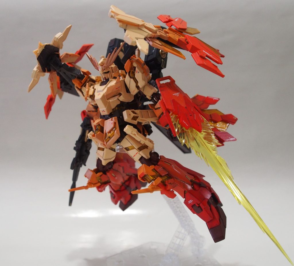 シールド兼大型ビームサーベルである、専用武装:スヴァリン(Svalinn)の展開時。ビームサーベル部分はシナンジュのジャンクパーツとして持っていたものを、切った貼ったで成形しました。