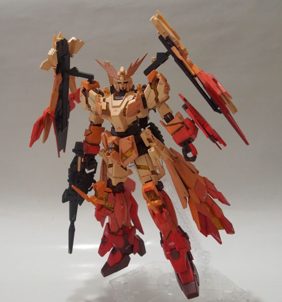 筆塗環境しかない中でグラデーション感をどう表現するかに苦労しました。結果としては写真のように、中心から末端へ、パーツ単位で徐々に色を変えながら塗り分けをしました。あまりガンプラに使うような色味ではない(しいて言うならガンダムWのヘビーアームズに近いか?)ので、組上げるまでは不安しかありませんでしたが、出来上がるとしっくりくるカラーバランスになりました。プロポーションについては、脚や腰の延長は行っていません。代わりに、手足をシャープに、上半身にボリューム感を持たせるように、以下の入れ替えをしています。・腕部のビームトンファーを、腿に。・踝のパーツを盾に(後述)・肩アーマーの90度回転:肩部へのアームドアーマー搭載のため。・腰のフロントカバーについていたパーツを、胸部に。・膝にスパイクを追加。盾のパーツを流用しています。今回素材にしているのは、ガンダムベース限定のユニコーンガンダムペインティングモデルです。本体の改造はほとんどミキシングはせず、このキットの中での部品入れ替えにて実施しています。