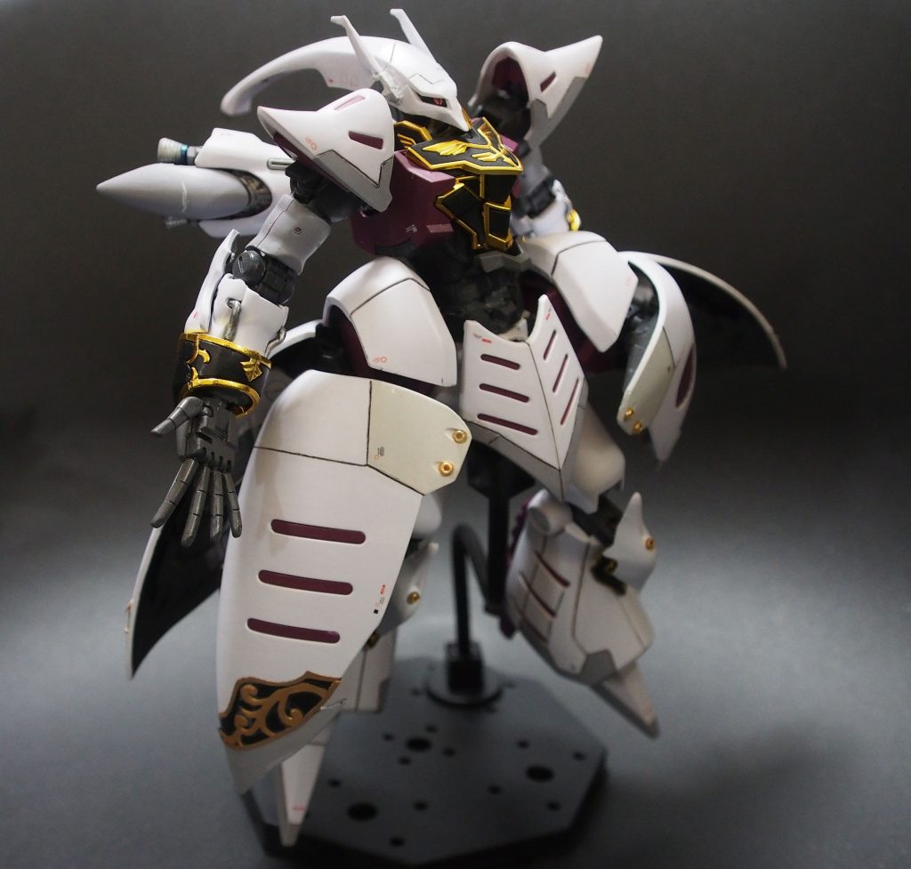 「ユニコーンガンダムに登場する”袖付き”仕様のキュベレイ」を作りたい、ということで設計開始。方向性としては、キュベレイをベースに袖付きのエングレービングを移植するか、あるいはシナンジュをベースにキュベレイのバインダーやファンネルポッドを移植するか、の2通りがありました。いずれも先人の作例としては既にあり、同じものを作っても面白くなかろうと色々悩んだ末、結局上半身はシナンジュをベースとし、下半身にキュベレイ要素をぐっと集めた今の形に落ち着きました。妄想ストーリーとしては当初、『クシャトリアが開発されなかった世界線でのマリーダ、あるいは生き残った他のプルシリーズ専用機体として、シナンジュのパーツおよび回収された量産型キュベレイの残存パーツから開発された機体』、という風に考えていましたが、出来上がりが思ったよりボス感を漂わせるようになったことから、『フル・フロンタルが、シャアではなくハマーン・カーンの再来だった世界線の、フル・フロンタル専用機』ということに（脳内）補正しました。