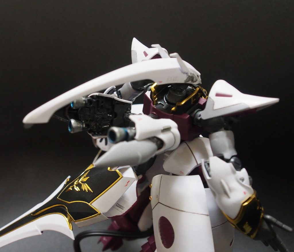 背面のブースターは、シナンジュの腰パーツをそのまま転用しています。また、各部小型スラスターの位置には、前作のケンプファー（https://gumpla.jp/hg/2264718）で味を占めた100均のメタルビーズを追加しています。