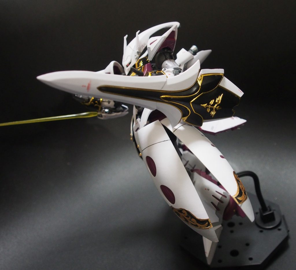 テール部分にマウントされていたシールドは着脱可能ですので、腕に装備させることもできます。