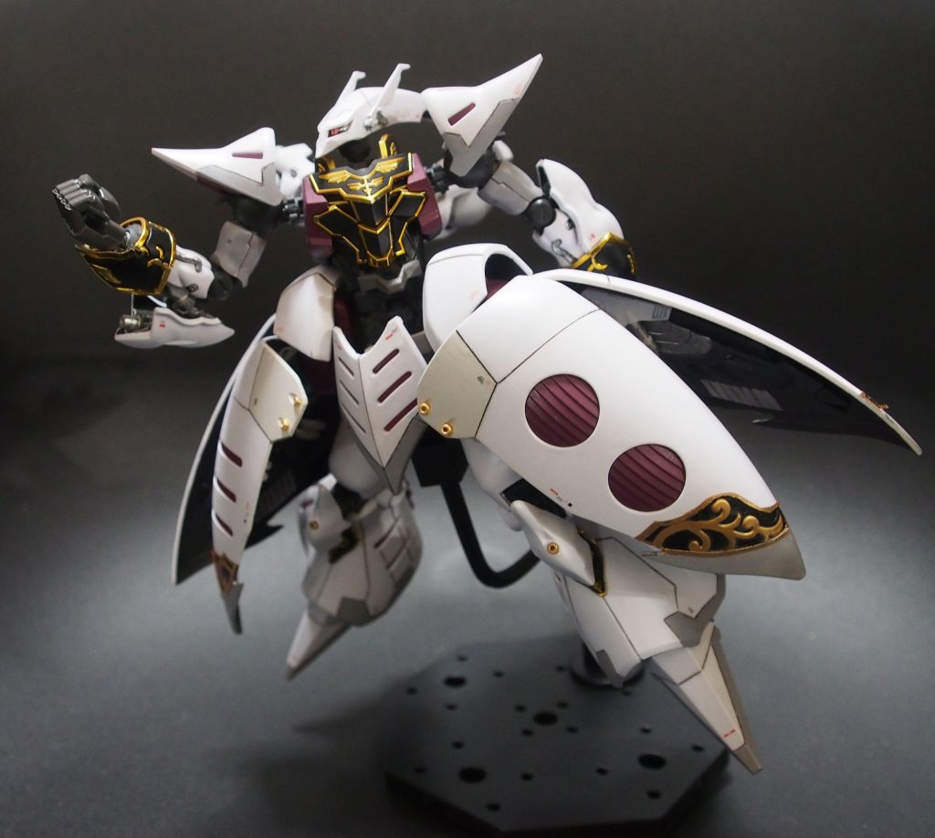 腕部ビームガン発射時。RGシナンジュのギミックとして、ビームトンファーが展開できるようなスライド機構があります。そのままだとキュベレイのビームサーベルの口径に合わないので、ちょっと改造してキュベレイのビームサーベル／ビームガンの口にしています。