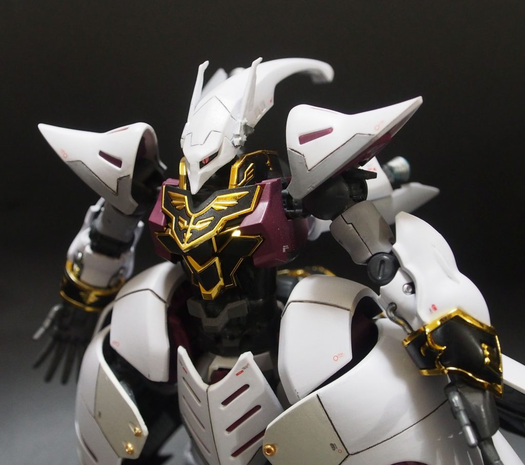 バストアップ。頭部はスジボリ追加に加え、口周りを削り込んでより”キツネっぽい” 感じに仕上げています。また、耳替わりにアンテナを左右に追加しています。エングレービングは金メッキでちょっとピカピカし過ぎていたのですが、艶消クリアを吹くと落ち着いた色合いになりました。