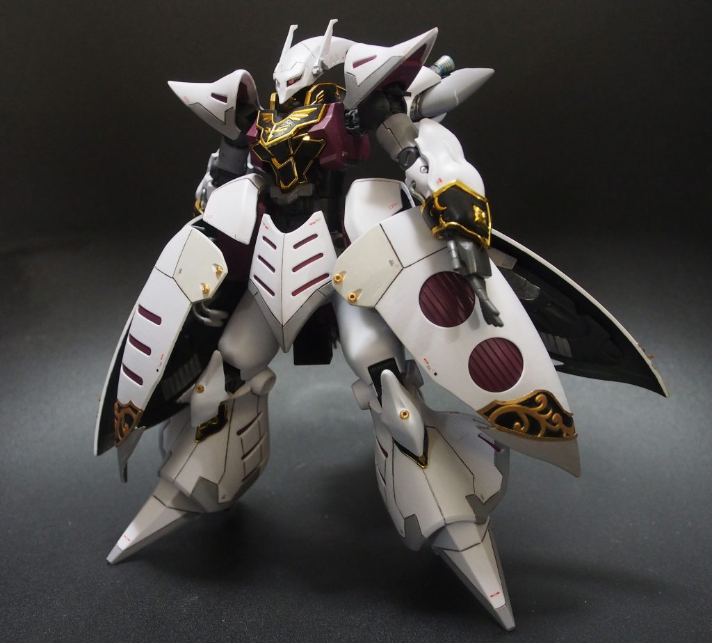 着地での立ち姿。腰回りが広がったせいで、気をつけ！の姿勢ができません。