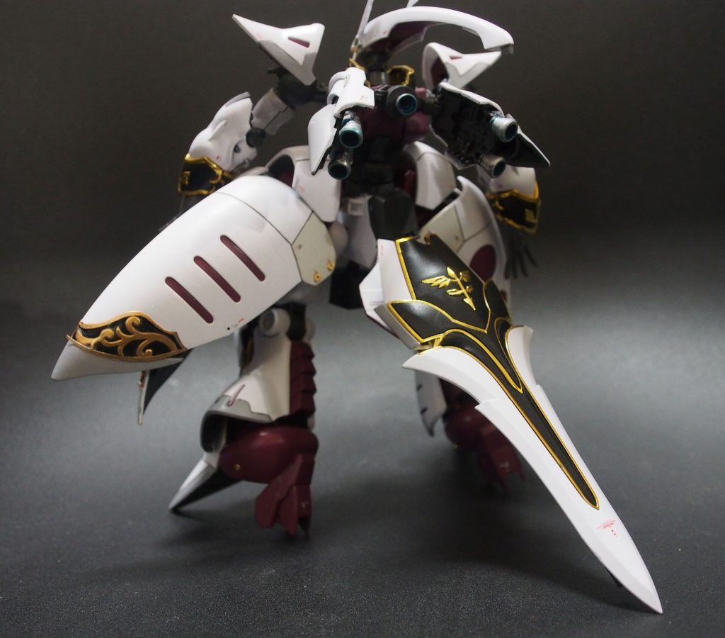 キュベレイの肩部バインダーを下半身に移植し、さらにファンネルポッドにシナンジュのシールドをマウントできるように改造、ロングテールのような見立てにもしています。かかと部分はジャンクパーツを追加してハイヒールにしました。これらを合わせて、女性パイロットに合った機体の雰囲気を出せたと自負しています。バインダーを下半身に移植した理由は正直「見た目重視」というのが大きいですが、機能的な理由付けをするなら、「スラスターを下半身に集約することでの直進推進性能向上」や、「上半身の取り回し改善による格闘性能、遊撃性能強化」といったところでしょうか。戦場へ最速で飛び込み、ファンネルをばらまきながら敵機を殲滅。攻撃をくぐり抜け接近してきた敵機へも近接武装で対処、という運用です。