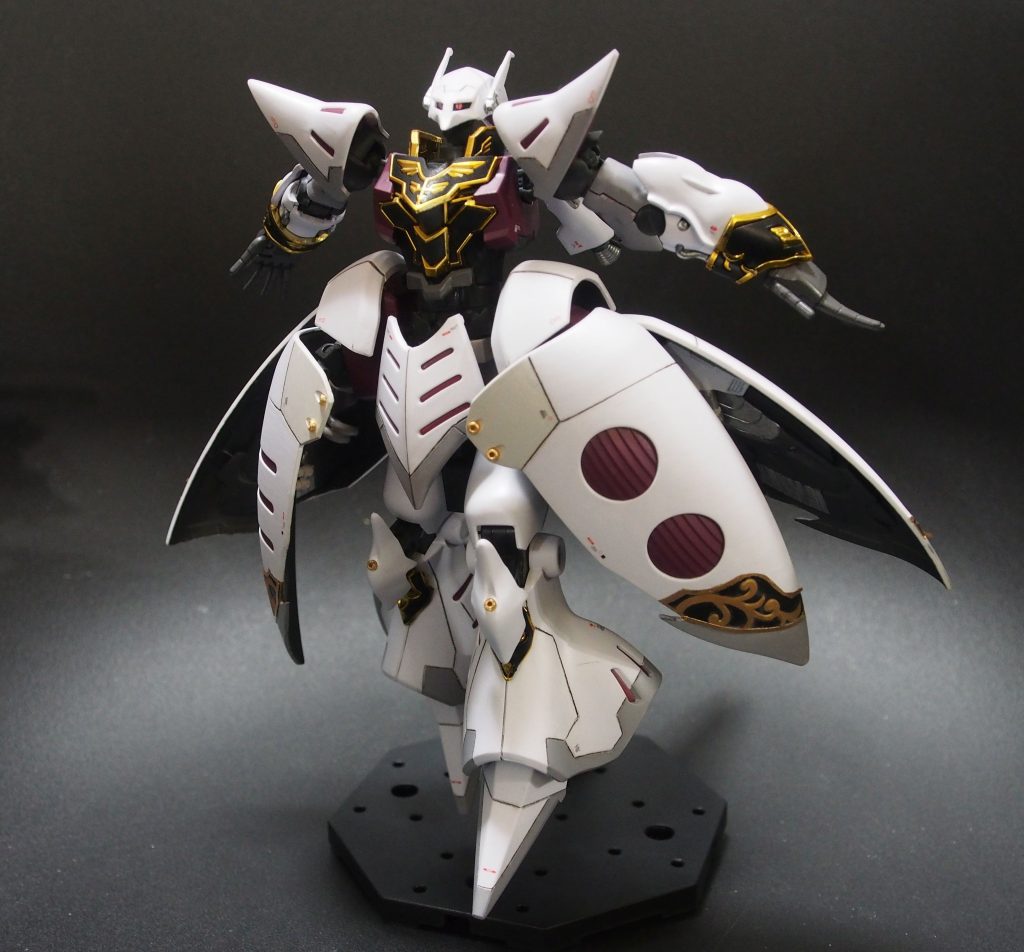 バインダーは面積が広すぎてのっぺりとした感じがあったので、下端をカットして鋭角面を出し、付け根の部分はスジボリで分割形状にすることで大きくシルエットの変更を行いました。また、脚部もスジボリを行い、デティール追加しています。肩アーマーは、キュベレイの膝あてを移植しています。ただ、肩の関節丸出しで何にも保護できていませんが。