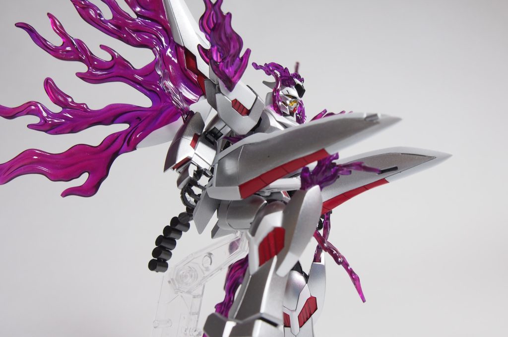 両腰のフレイムライフルもファントムと形状が異なっていたので削ってパテ盛りをして形状を整えました。