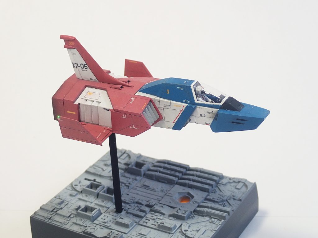 各部のディティールやコーションはキットの箱絵を参考にしています。エアインテークは大サイズのコアファイターのディティールをパク、、もとい参考にして新造しました。