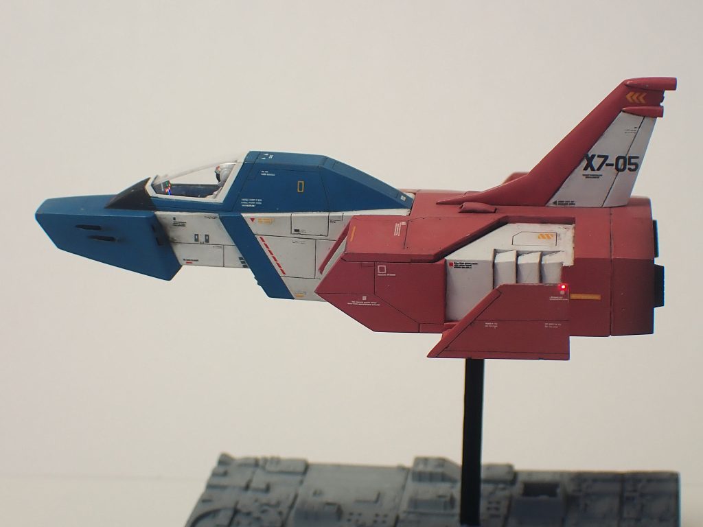 翼端灯は0603LEDという、0.6ミリ×0.3ミリの極小チップLEDを埋めこみ点灯を実現しています。配線は翼に極細の溝を彫り込み、中に埋めてあります。