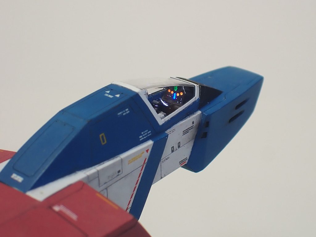 計器類は、当時の設定資料集を引っ張り出してなるべく同じ形状と配色になるよう電飾しました。半透明素材で3DPしたのちチップLEDを内蔵してから遮光塗装、そのあと光って欲しい箇所だけ遮光塗料を剥がし、カラーマッキー極細で着色しています。