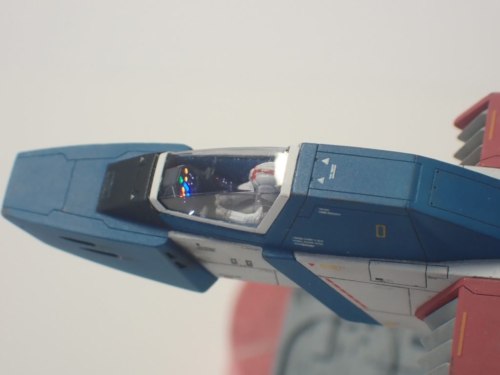 機首部分はキットパーツを1.2mm拡幅後に計器類とキャノピーを新造しました。キャノピーは元のパーツを改修後にレジン複製して磨き上げ母型を作成し、バキュームフォームで0.5mm塩ビ板を絞って製作しました。コクピット内の計器類は3DPです。パイロットは1/144 MSフィギュア01からの改造です。