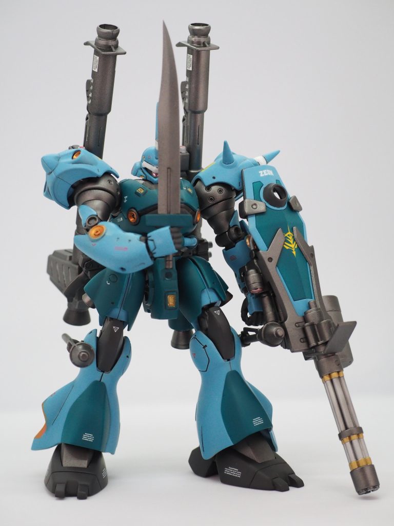 ヒートサーベルですモノアイや3連ガトリングのセンサー部を別パーツに変更し、ディティールアップしてみました