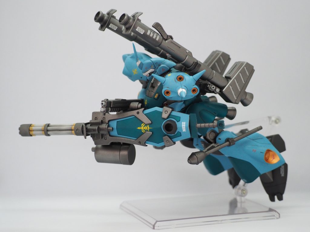 別角度です今回はスラスター部にクレオスのスーパーレッドゴールドを使用しました。初めて使用しましたがリアル感が出てオススメです👍