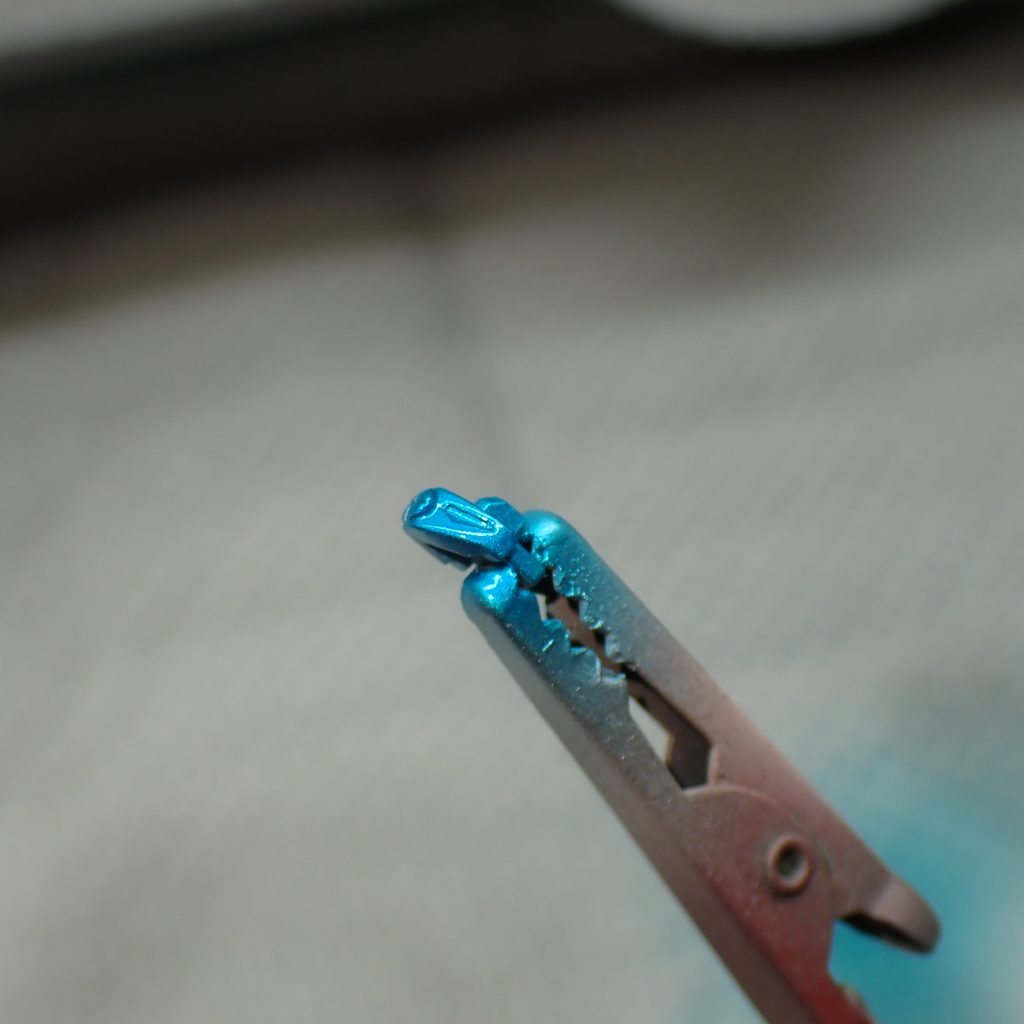 蛍光ブルーグリーンは良い色だ!この上にエナメルブラックを塗り、ツインアイ部分だけ拭き取る