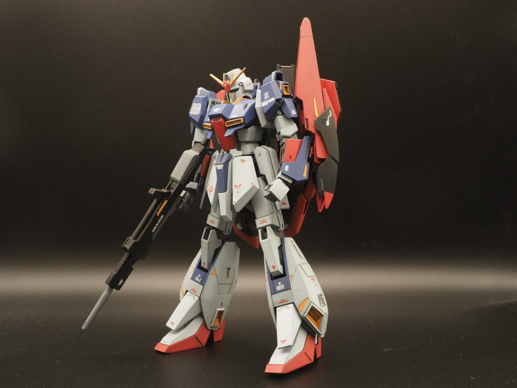 カラーレシピは以下の通り下地およびブラック部:GS-03 サーフェイサーエヴォ ブラックホワイト部:NAZCAカラー スチールホワイト 光沢ブルー部:NAZCAカラー NC-009 コバルトバイオレットレッド部:ガイアノーツ ドラグナーカラー MA-03 ドラグナーレッドイエロー部(淡):GSIクレオス GQuuuuuuXイエローイエロー部(濃):GSIクレオス GQuuuuuuXイエローに、GSIクレオス RX-78 イエロー Ver.アニメカラー 半光沢を重ね塗りセンサー類や細かな付属イエロー部分は付属のシール墨入れはスミ入れ塗料(ブラック、ダークグレイ、ブラウン)トップコート:GSIクレオス 水性プレミアムトップコートスプレー つや消し