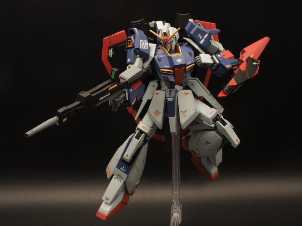 デカールは余っていたものを使用。ガンダムデカールNo.108「機動戦士Zガンダム/機動戦士ガンダムZZ汎用1」、RG νガンダムに付属していたリアリスティックデカールが主です。リアリスティックデカールは黒地には使いにくいですが(枠が出る)、白地部分では違和感ないです(水転写デカールより粘着力が強く、むしろよい)