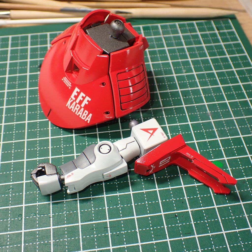 デカール貼り中