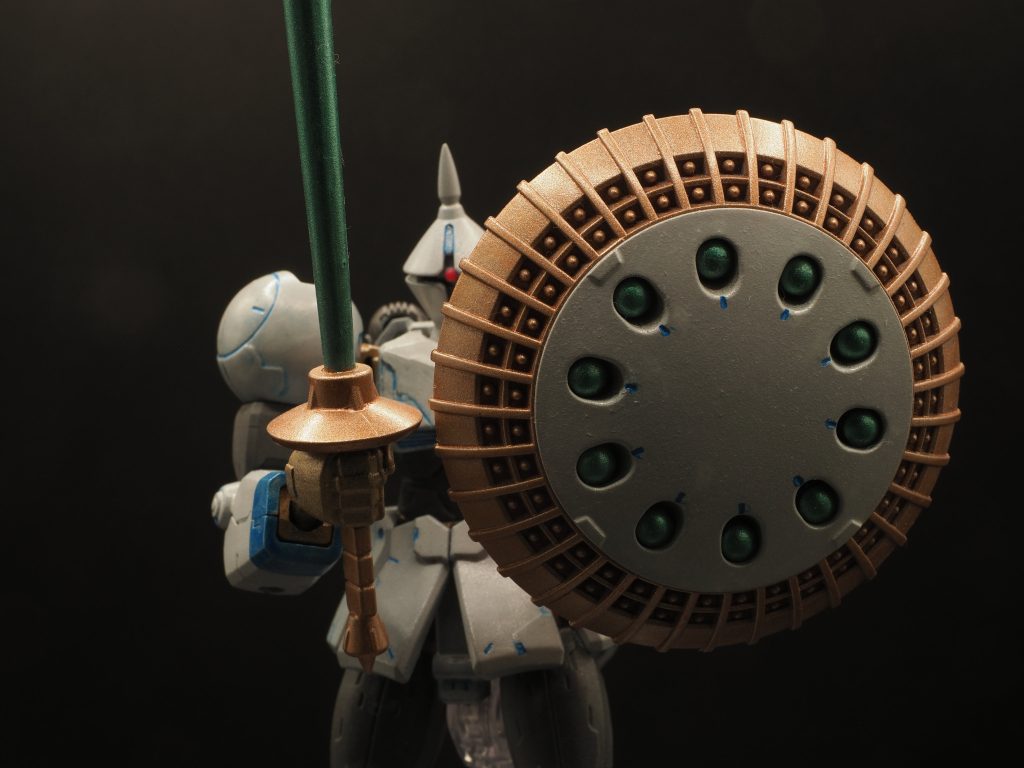 カラーレシピは以下の通り下塗り:水性サーフェイサー500スプレーグレー部分:アクリジョンベースグレーホワイト部分:アクリジョンベースホワイト+アクリジョンシルバーを薄めに塗布ゴールド部分:アクリジョンゴールドグリーン部分:アクリジョンベースグリーン+アクリジョンクリアグリーンモノアイ:アクリジョン蛍光ピンクブルー部分:アクリジョンベースブルー+アクリジョンクリアブルー墨入れ:アクリジョンクリアブルー