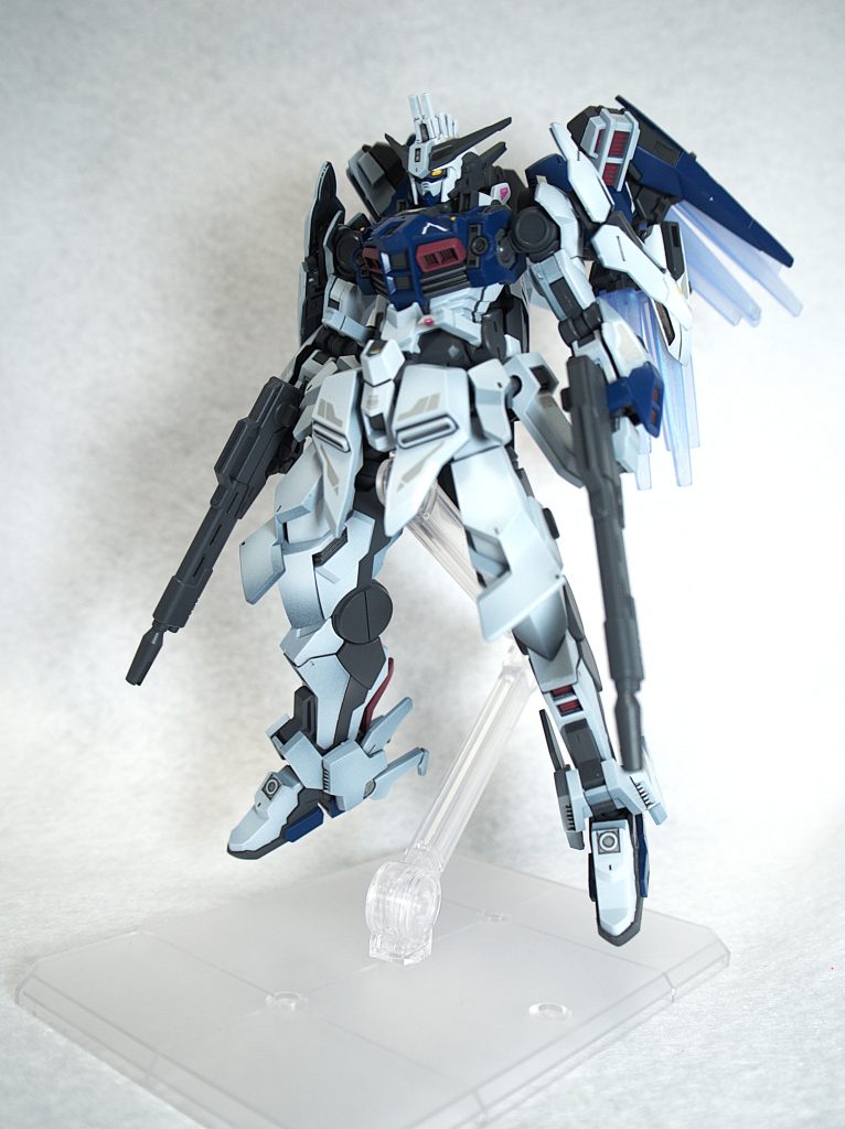 今回あまり大きくいじってません。キット通りに組むと胴が短く見えますが、尻に30MMのパーツ使ってサイドアーマーの位置を下げると自然になります。