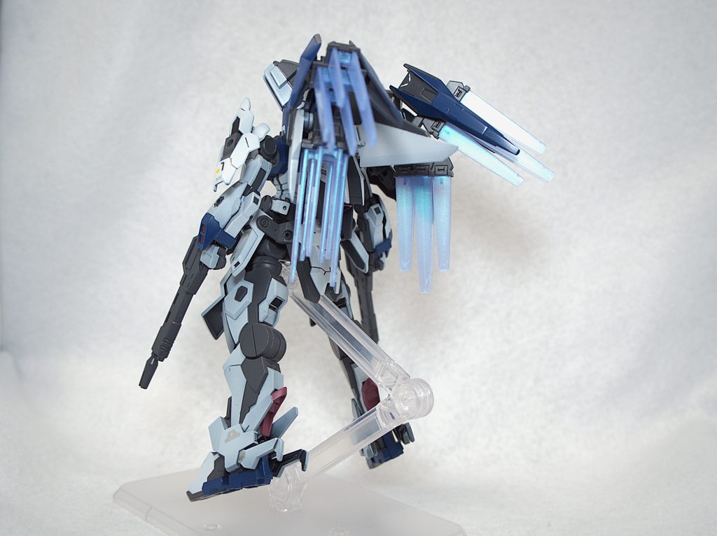 羽の偏光樹脂がきれいなので、この部分は光沢クリアのみ吹いてフィニッシュとしています