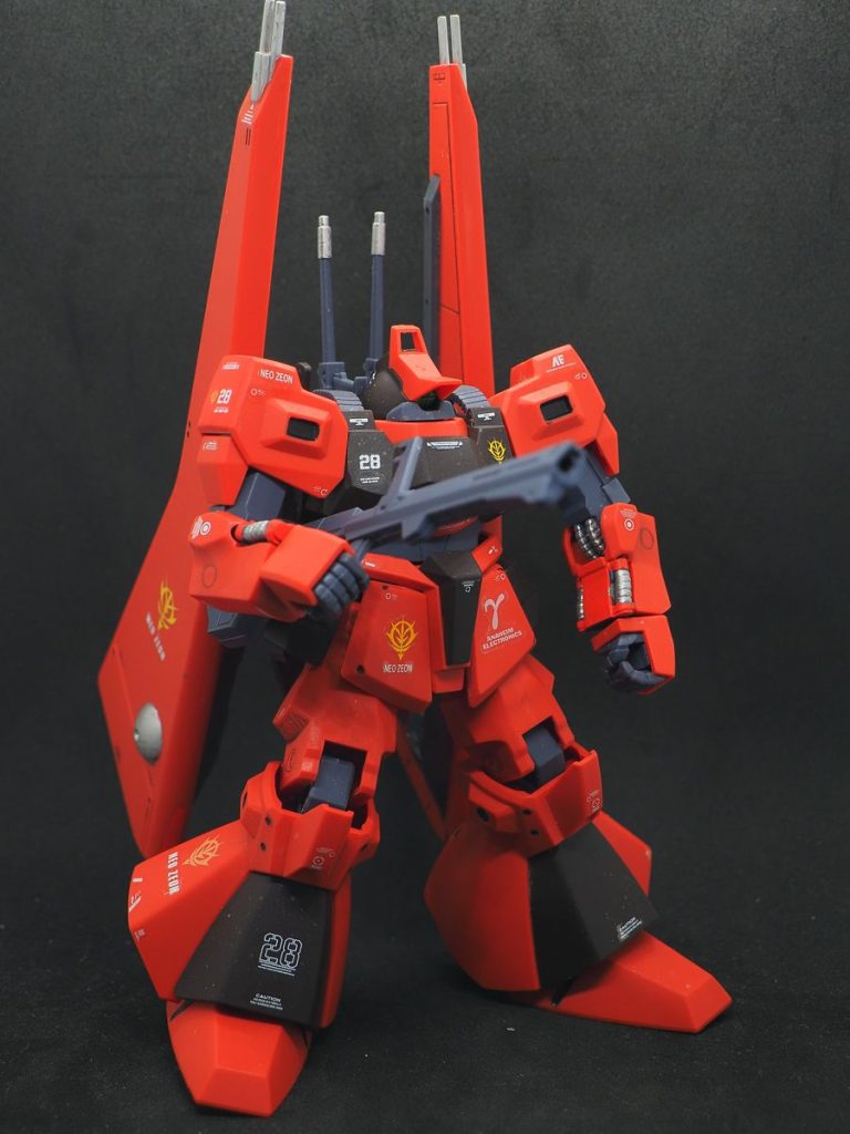 古いキットなので、合わせ目処理に大苦戦(zaku-kao4)一度処理したのにやり直したりでアタフタ(zaku-kao4)特に太ももの合わせ目が消えない＆白化で泣きそうでした(zaku-kao9)