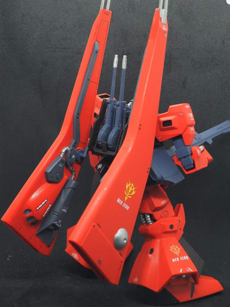 グライバインダーを塗り分けて情報量を増やしています、スジ彫りをしたらもう少し良くなったですが、技術が無いので(zaku-kao4)