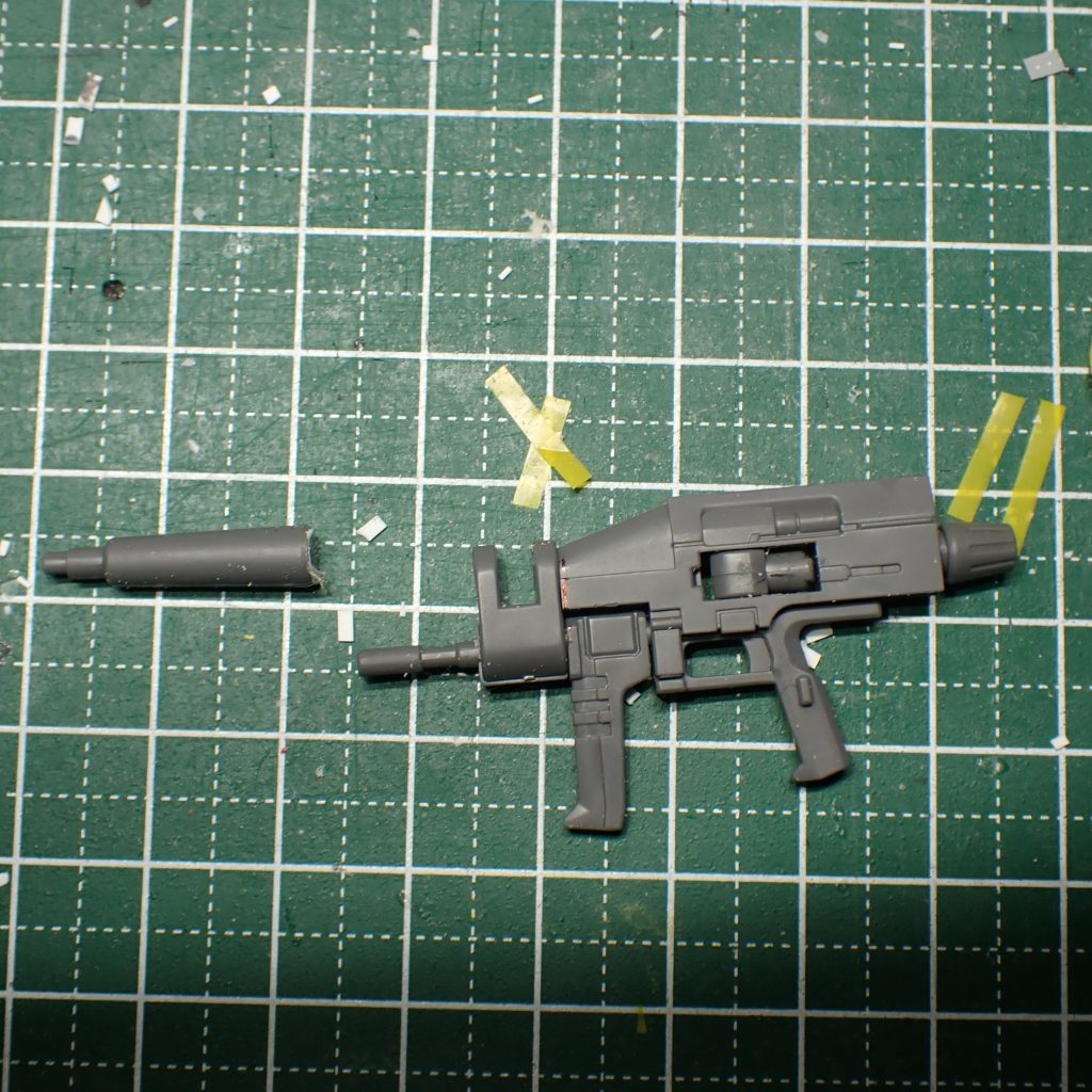 中期型も切断して、ここに前期の砲身をつける。スコープ取り外し穴埋め