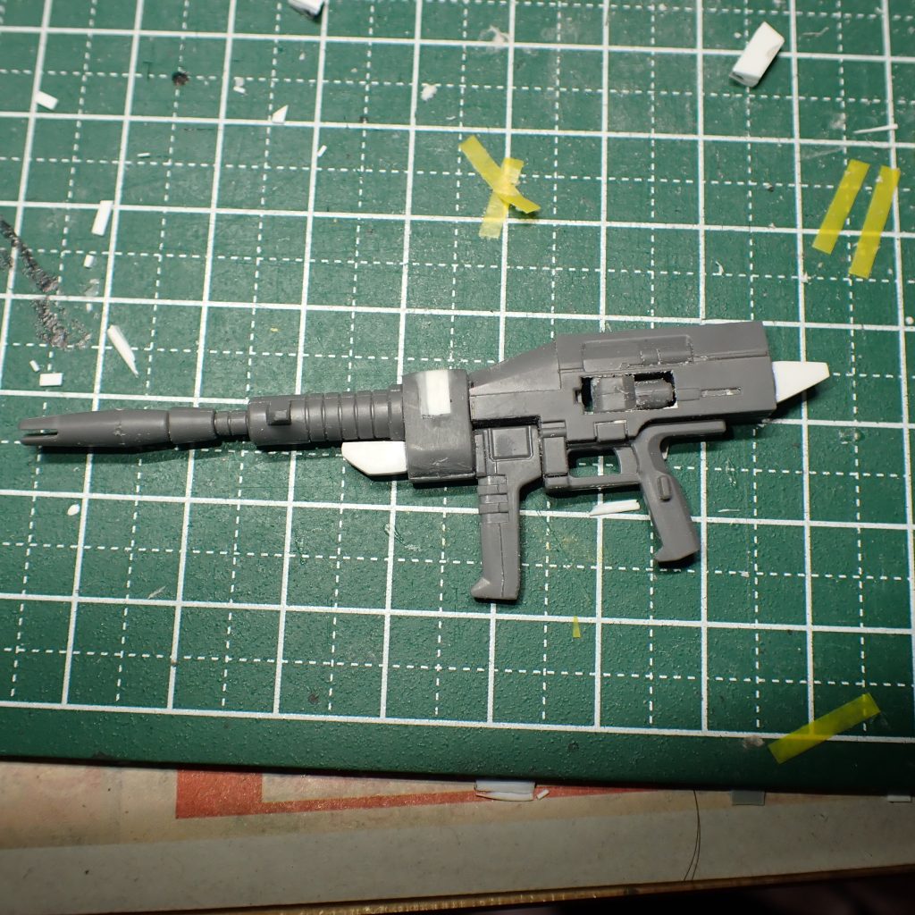 プラ板でディテール追加。そしてもともとの腰部へのダボ接続ピン部も穴埋めしてそこにネオジム磁石を仕込む。