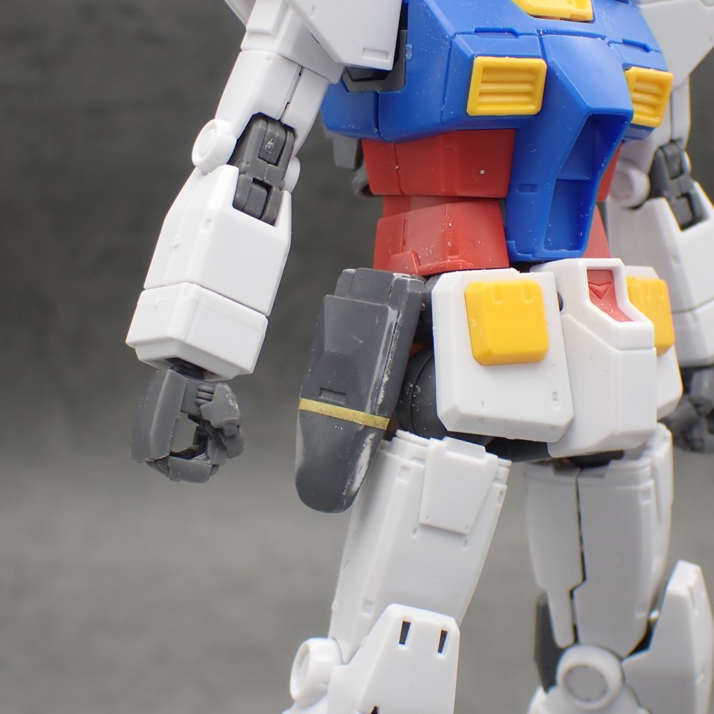 ホルスターはプラ板と瞬着パテ、ディテールアップパーツを使い元々のサイドアーマー部に接着。サイドアーマー部は厚くなるので削りこんでから。