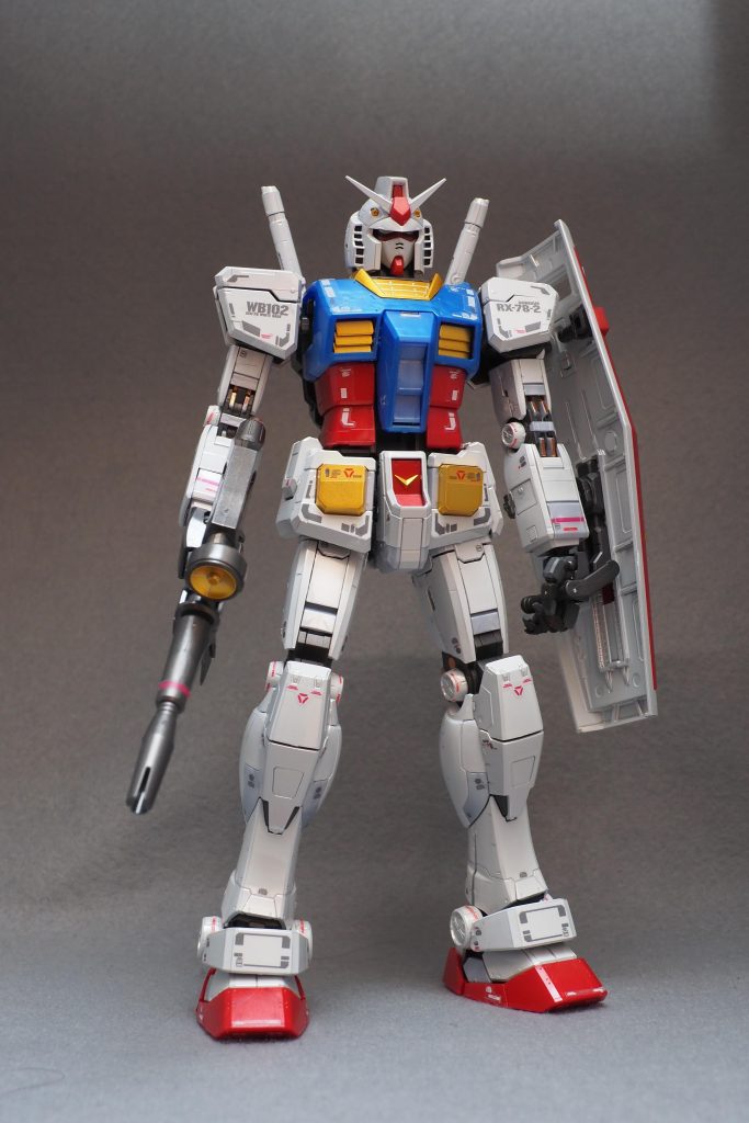 チタニウムフィニッシュのコーティングがあるのでどうゲート処理したものか…と悩みしばらく手を付けていませんでしたが、迷った結果切りっぱなしでゲート処理は一切しませんでした。またコーティングによりモールドが浅くなっていますが、意外とスミ入れなしでも様になってると思ったのでスミ入れもしていません。完全に素組み状態です。