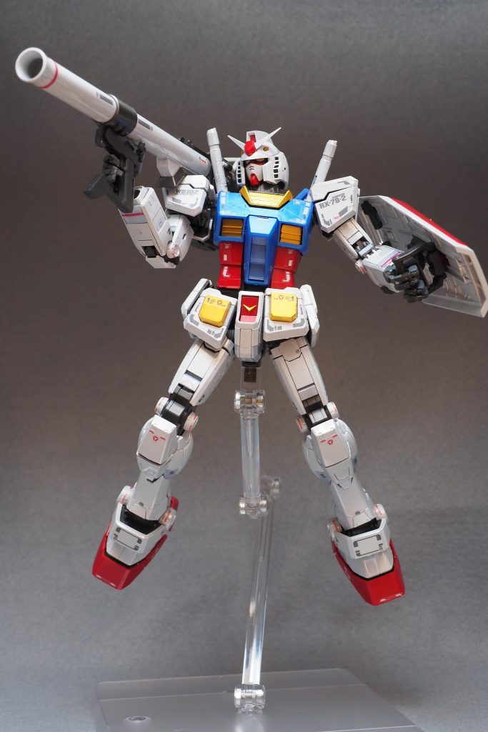 武器類は手のひらに差し込むパーツで保持できるので大型のビームバズーカでも難なく保持できます。シールドは若干ポロリしやすいですがまあ許容範囲。