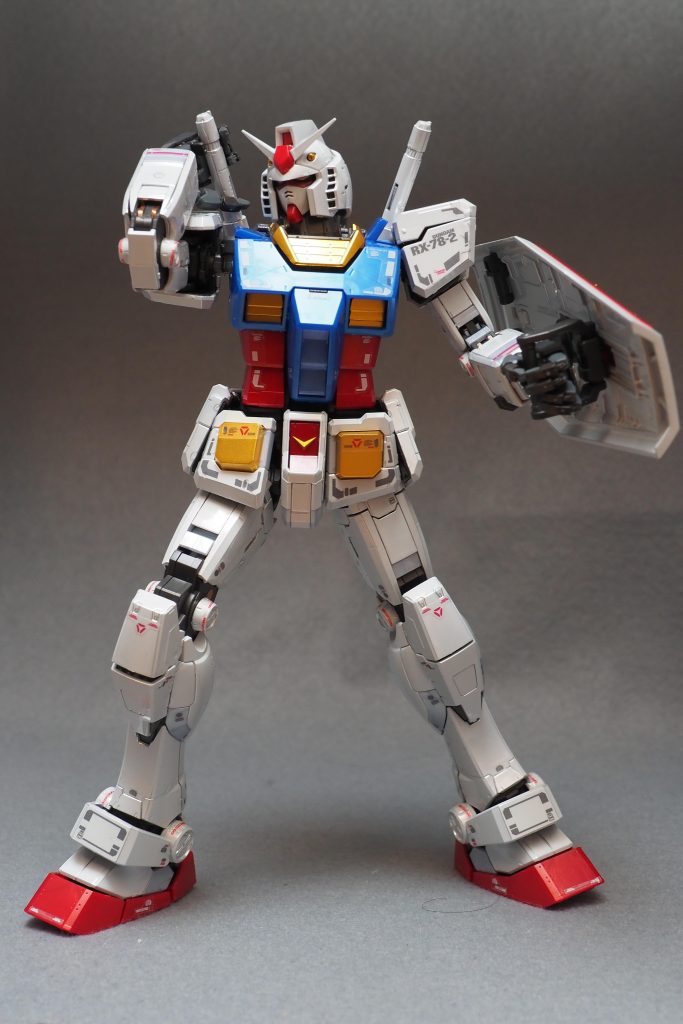 肩のビームサーベルを抜くポーズも全く問題なし。