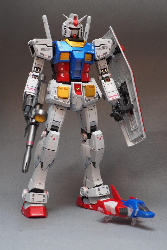 コアファイターとともに。当然コアファイターを格納することもできます。初のチタニウムフィニッシュですが高い金出した甲斐がある完成度でした。しかしコーティングの厚みによってパーツを差し込むのに苦労するところがしばしば。特に関節の可動部に顕著で、膝関節部のフック型のパーツはめちゃくちゃ気を付けたのに両方とも折れてしまいました（伝われ）。組むのに気を使う部分はありますが素組みで完成形になるのは素晴らしいですね。