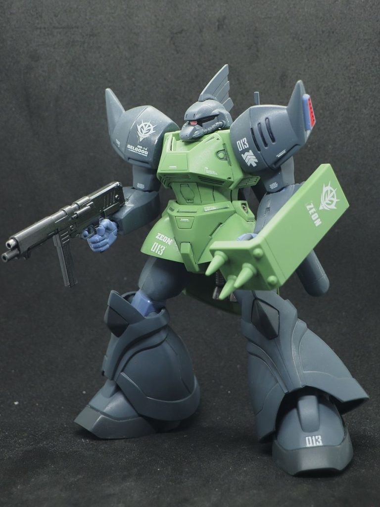 艶消し吹いて有るので、少しはマシですが完成した当時はテカテカで「何じゃこりゃ？」でした(zaku-kao4)