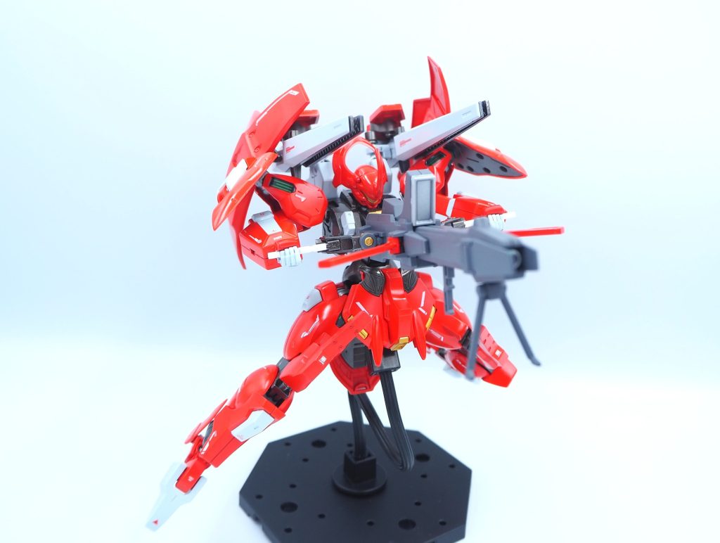 フルバースト形態で1枚。ライフルはドーベンウルフをベース作成。持ち手部は誰かのビームサーベルをジョイントパーツに接着して折りたたみ出来るようにしました。