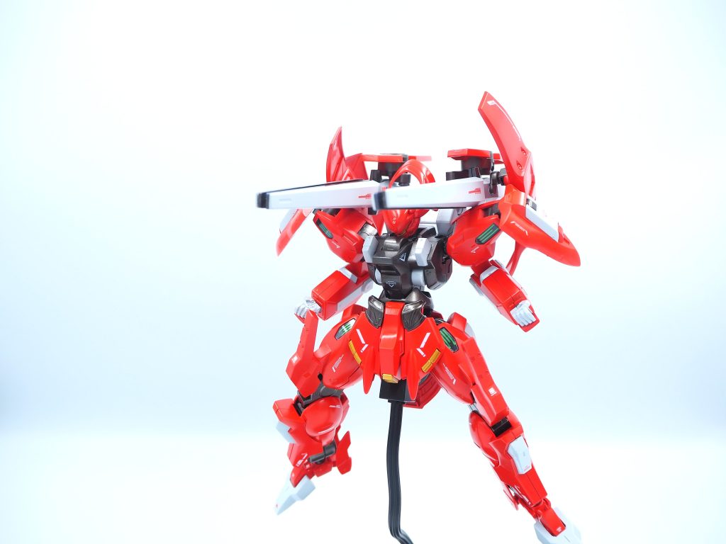 ショルダーキャノン展開！砲身にはデルタカイのフィンファンネル使用して、肩部のシールドを装着させました。