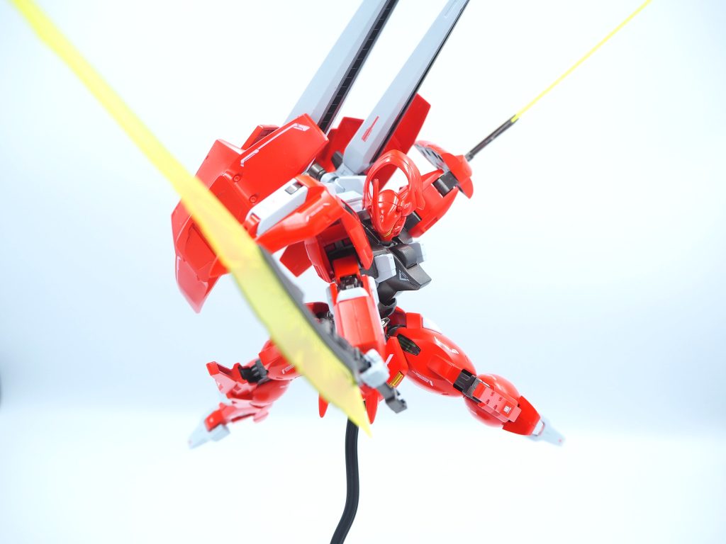 近接武器で何枚かアクションポーズを。空いた肩にはシュバルゼッテのパーツを取り付けました。シールドの干渉がなくなった分ポーズが決まりやすくなりました。