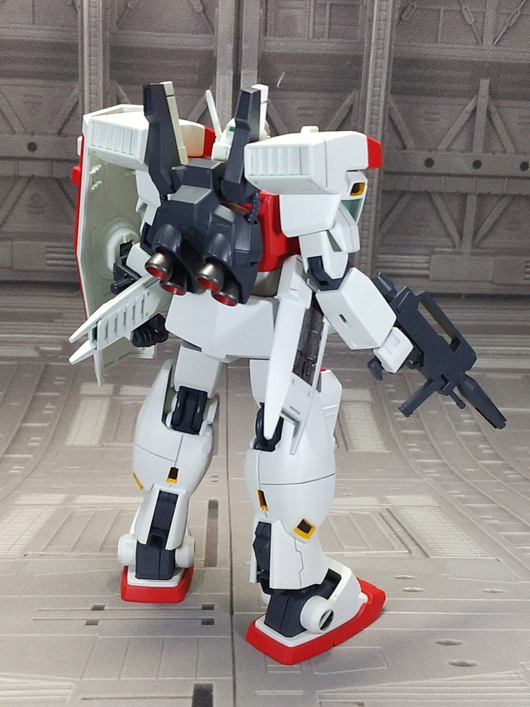 合わせ目消し、足首とアンクルガードの後はめ加工を行い、全塗装、つや消しで仕上げました。白→グランプリホワイト赤→MSレッド黄色→ブリリアントオレンジ関節等→MSファントムグレーで塗装後トップコートつや消しで仕上げました。