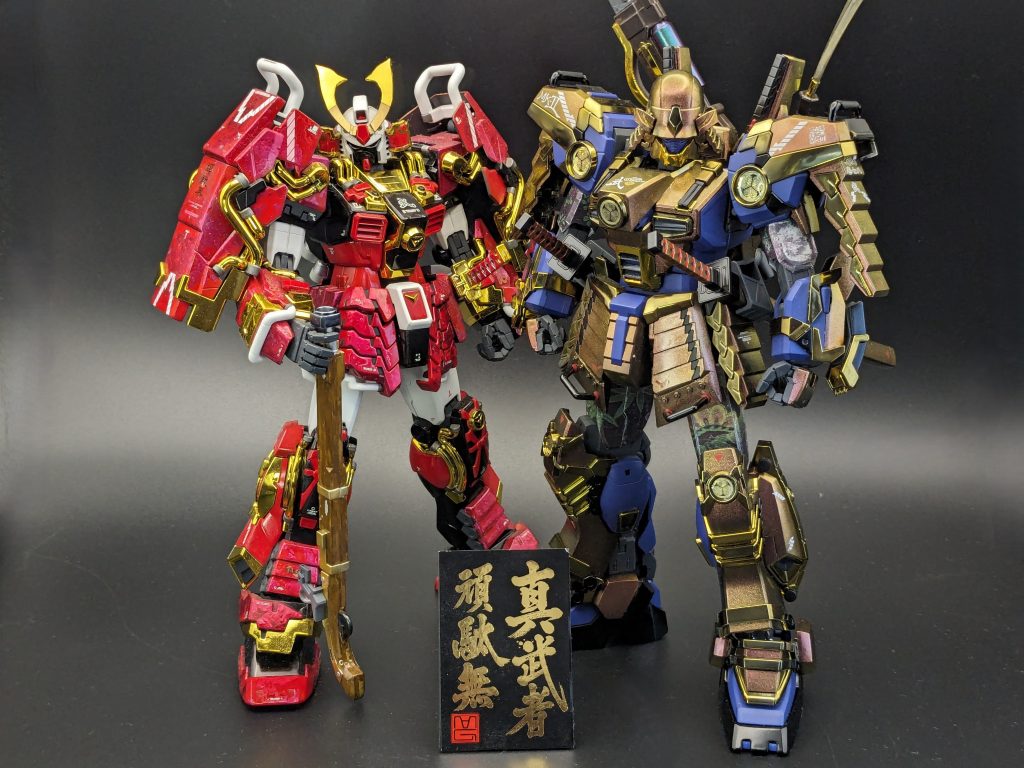 数年前に初めて制作した真武者頑駄無と。ド派手な赤と、もっとド派手な金色www