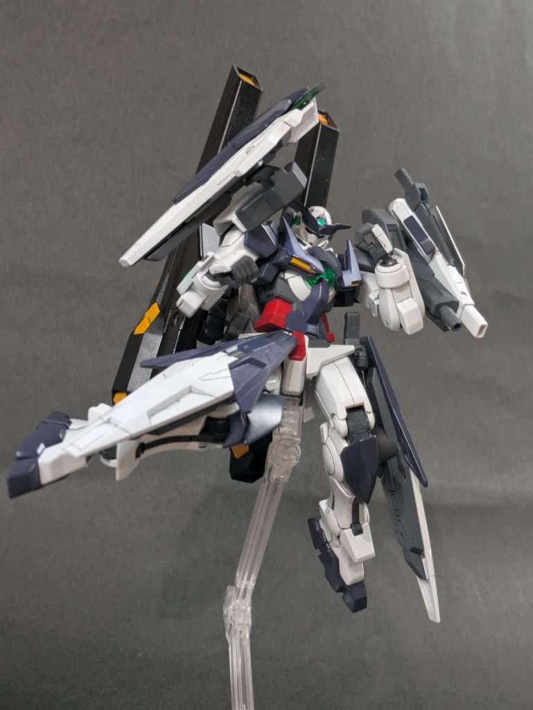 アメイジングバインダーソード×2飛行ユニット兼前面に展開すれば蹴りによる斬撃が可能という設定