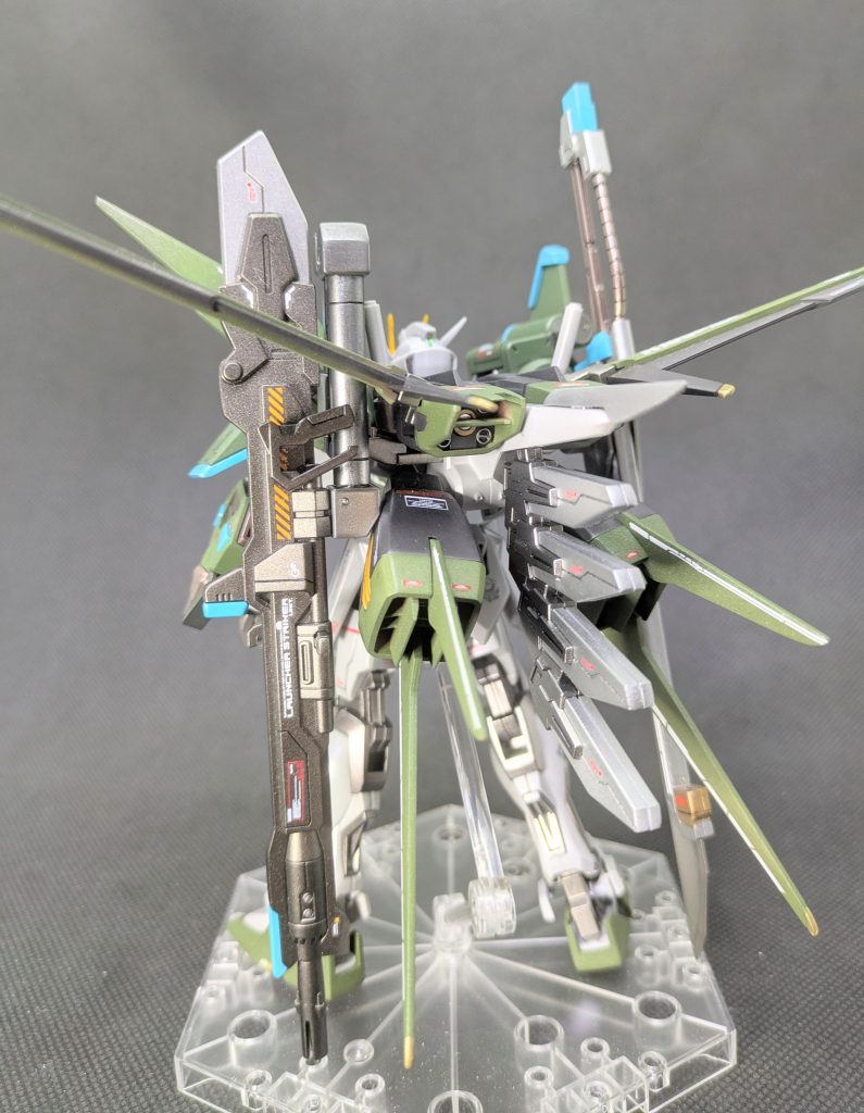 バックショット✨️普通に作ろうかと思ったのですが、取って付けたようなカラーリングがいまいちだったので、全体的に統一カラーにしようと変更して大河原先生の描くリアルタイプ風に仕上げてみました😏