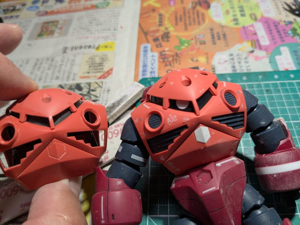 モノアイのスリットも細くして頭ものめり込ませました