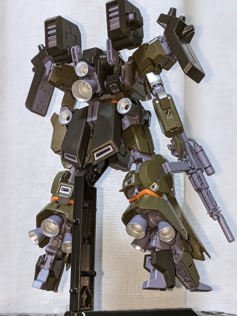 追加更新:プロペラントタンクを外した背面。バーニアがいっぱいで大迫力。