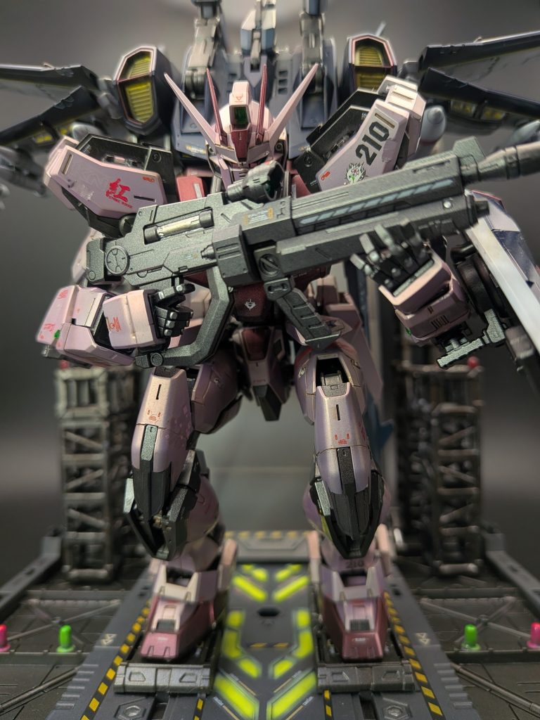 「半」固定という、ちょっと何言ってるかわからないですね的作品です。コレを仮組みしたときは普通に可動モデルだったのですが、半年ほど経った頃からクタクタになり、バラしてみると関節のABS樹脂パーツがことごとく割れていたという事件が発生しました。