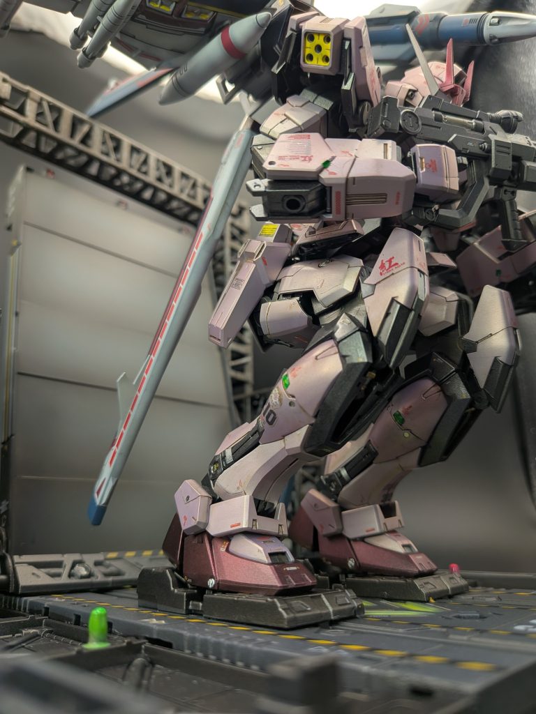 キットのままでは絶対にできないしゃがみ角。カタパルトまで100均で入手できるのはホント助かります。後ろに見える壁はジェットブラストディフレクターというそうです。こちらも100均の組み合わせ＋プラ板で製作。