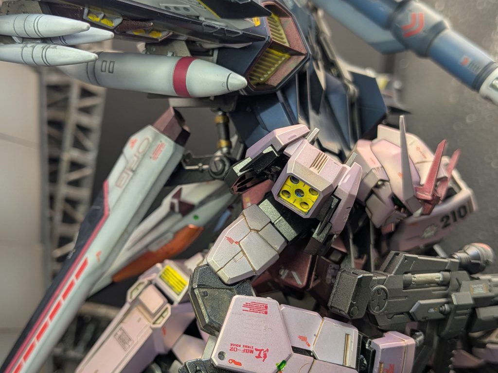 どうせポーズ固定になるなら、キットのままの可動範囲では出来ない動きを作ってしまいたくなって、思いついたのはこのポーズ。ファーストガンダムの「哀・戦士編」のジャブロー、カイのガンキャノンの発進シーンをオマージュしてみました。