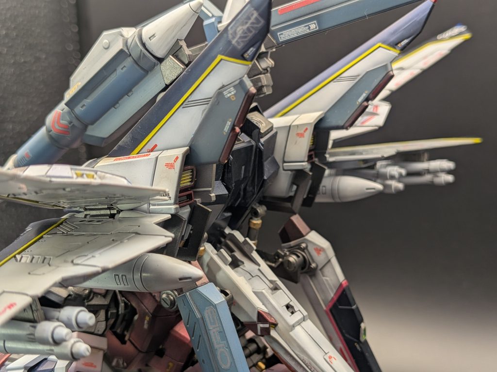 SEED本編のMSは垂直発進するとか、野暮なことは言いっこなしでｗジオラマ、しかも1/100スケールの大きさなので、いつもの1/144で誤魔化してしまうような部分までしっかりと作り込まざるを得ませんでした。スジ彫り追加・ディテールアップ・パーツの色分け等々…